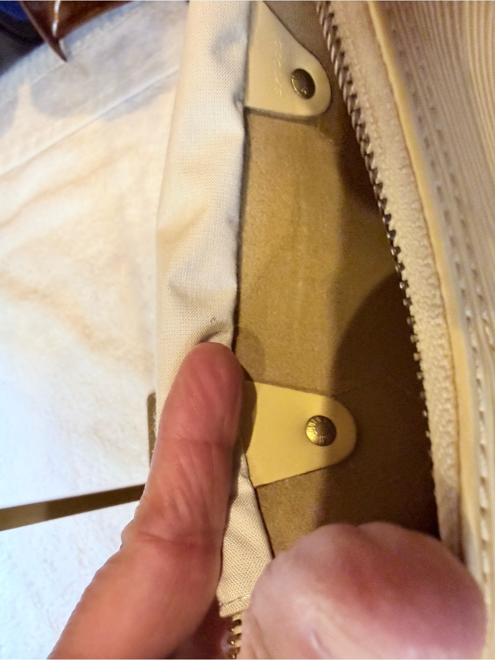 Louis Vuitton Epi Speedy 25 handbag in the color Vanilla - Picture 13 of 16